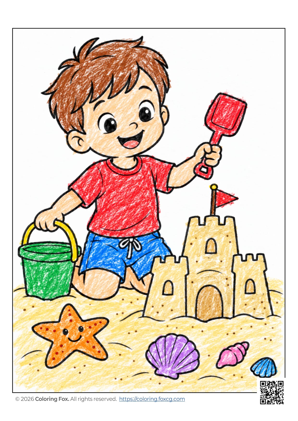 Un enfant joyeux construisant un château de sable sur la plage avec divers objets marins.